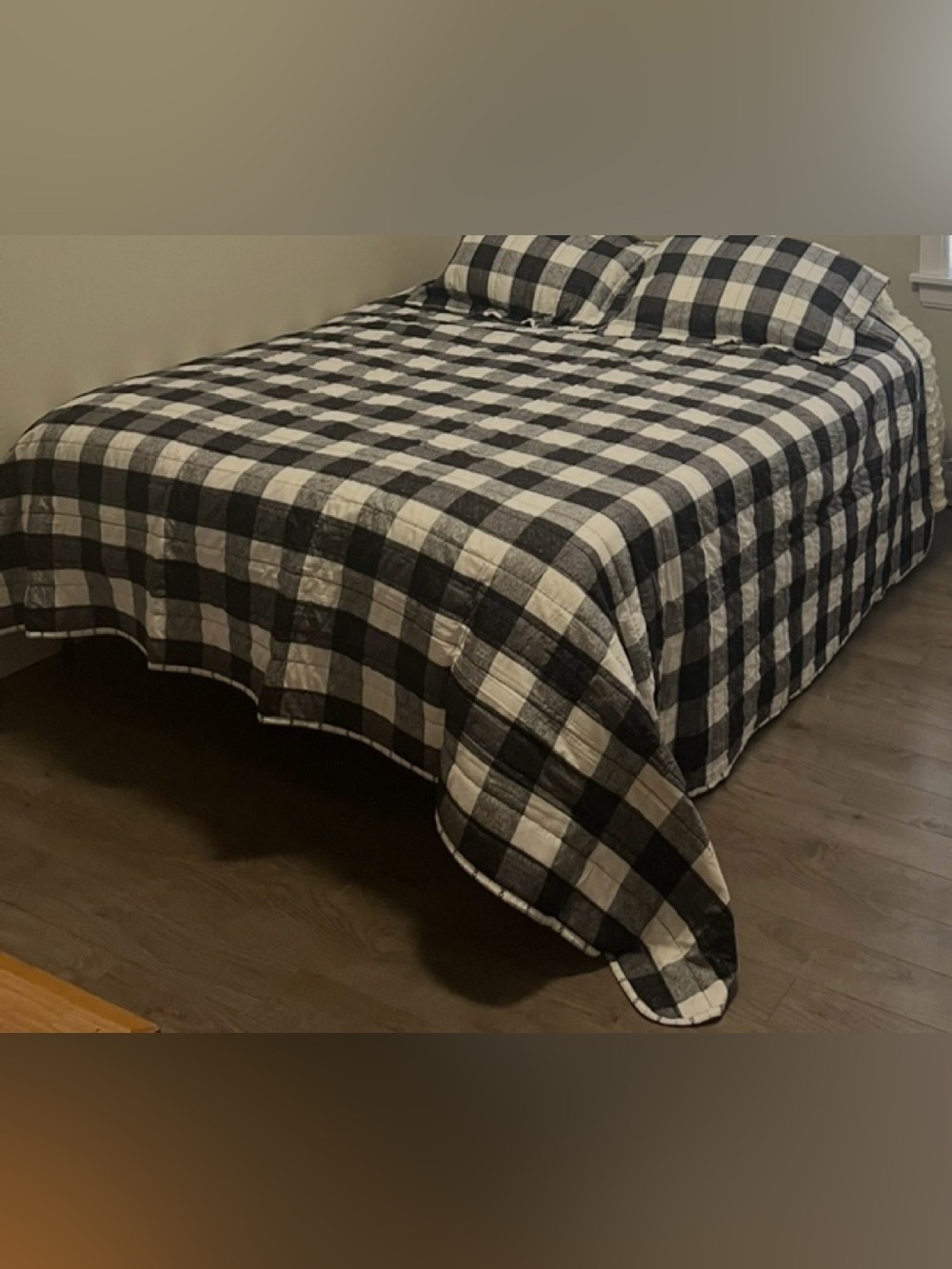 Like New 3 Piece Queen size buffalo checker comforter & 2 shams